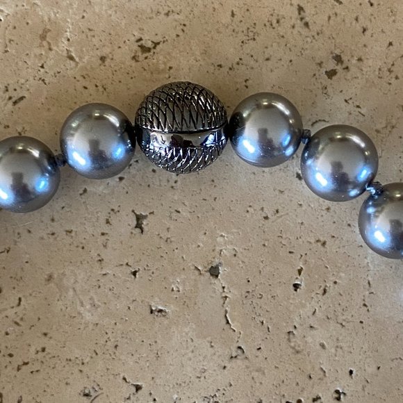 NWT GIVEN Ombre Faux Blue Pearl Necklace Single Strand Magnetic Closure - Picture 2 of 5